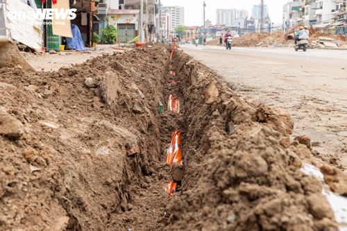 Nhiều hố ga được lắp đặt hoàn chỉnh, hệ thống cáp và đường ống kỹ thuật cũng đang được bố trí đồng bộ dưới lòng đất, sẵn sàng phục vụ vận hành khi dự án hoàn thành.