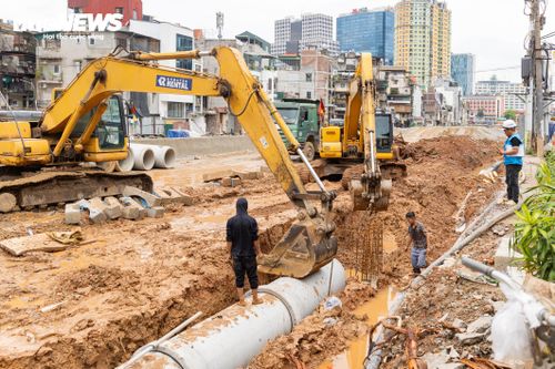 Làn đường còn lại đang được tập trung thi công hệ thống thoát nước, lu lèn nền đường và hoàn thiện các hạng mục kỹ thuật.