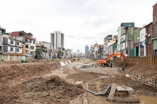 Trong khi đó, Sở Nông nghiệp và Môi trường được giao nghiên cứu phương án bố trí “lối ưu tiên” hoặc “làn xe riêng” phục vụ vận chuyển chất thải xây dựng từ các dự án trọng điểm nhằm rút ngắn thời gian xử lý, góp phần đẩy nhanh tiến độ thi công. Ban Quản lý dự án đầu tư xây dựng công trình dân dụng Thành phố cũng được yêu cầu tăng cường phối hợp với các sở, ngành để kịp thời xử lý các vướng mắc phát sinh, bảo đảm dự án hoàn thành theo kế hoạch.