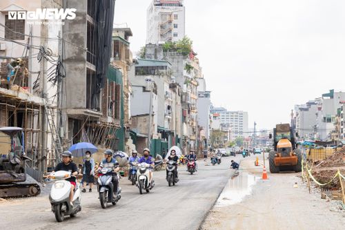 Dự án đường Vành đai 1, đoạn Hoàng Cầu - Voi Phục có chiều dài khoảng 2,27km, tổng mức đầu tư hơn 7.200 tỷ đồng, từng được dư luận gọi là tuyến đường “đắt nhất hành tinh” do chi phí giải phóng mặt bằng lớn và kéo dài nhiều năm. Dự án là một trong những công trình giao thông trọng điểm của Hà Nội. Đến nay, khối lượng thi công toàn dự án đã đạt trên 40%.