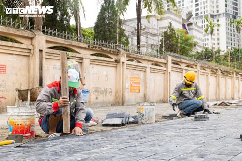 Song song với đó, công tác lát đá vỉa hè cũng đang được triển khai đồng loạt.