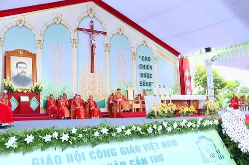 Đại lễ sáng 2/7 vì thế đánh dấu cột mốc đặc biệt khi lần đầu tiên nghi thức tuyên phong Chân phước được tổ chức ngay tại Việt Nam.