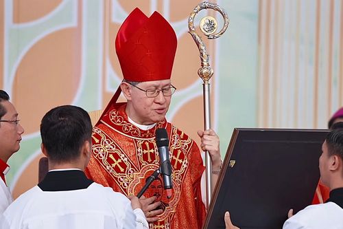 Đức Hồng y Luis Antonio Gokim Tagle công bố Tông thư của Đức Thánh Cha Lêô XIV, chính thức ghi tên linh mục Phanxicô Xaviê Trương Bửu Diệp vào danh sách các Chân phước của Giáo hội Công giáo.
