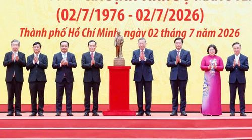 Tổng Bí thư, Chủ tịch nước Tô Lâm tặng Đảng bộ, Chính quyền và Nhân dân TP.HCM bức tượng Chủ tịch Hồ Chí Minh. (Ảnh: Ban tổ chức)