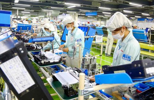 Công ty TNHH Canon Việt Nam (Khu công nghiệp Thăng Long) đã tuyển dụng được nhiều người lao động làm việc ở nước ngoài trở về nước. Ảnh: Viết Thành