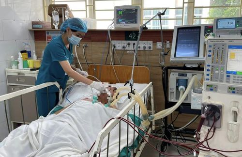 Điều trị cho thanh niên bị ngộ độc do hút thuốc lá điện tử có chứa chất ma túy tại Trung tâm Chống độc (Bệnh viện Bạch Mai). Ảnh bệnh viện cung cấp