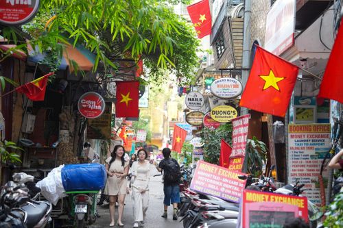 Du lịch Thủ đô tăng tốc khi Chủ tịch UBND thành phố Hà Nội có thẩm quyền quyết định cấp giấy phép kinh doanh dịch vụ lữ hành quốc tế cho các doanh nghiệp trên địa bàn, giảm bớt thủ tục và khơi thông dòng chảy đón khách quốc tế.