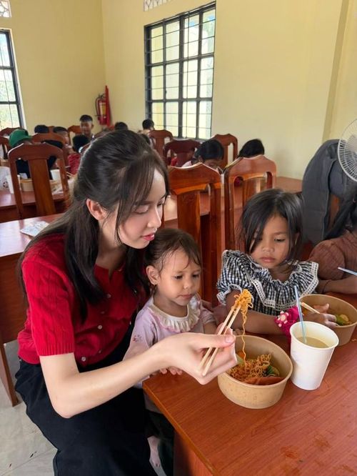 Sau khi kết thúc nhiệm kỳ Hoa hậu Việt Nam cũng như hoàn thành vai trò đương kim Miss International, người đẹp không vội mở rộng hoạt động sang lĩnh vực diễn xuất như xu hướng của nhiều hoa hậu trong thời gian gần đây.