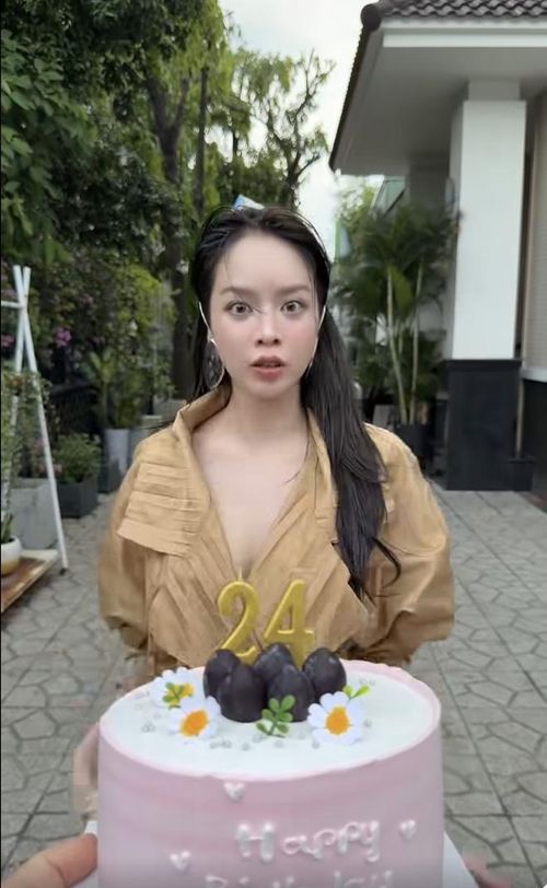 Mới đây, Thanh Thủy chính thức bước sang tuổi 24 trong sự chúc mừng của gia đình, bạn bè, đồng nghiệp và đông đảo người hâm mộ. Nhân dịp đặc biệt này, nàng hậu cũng công bố dự án cộng đồng mà cô đã âm thầm chuẩn bị và thực hiện trong thời gian qua.