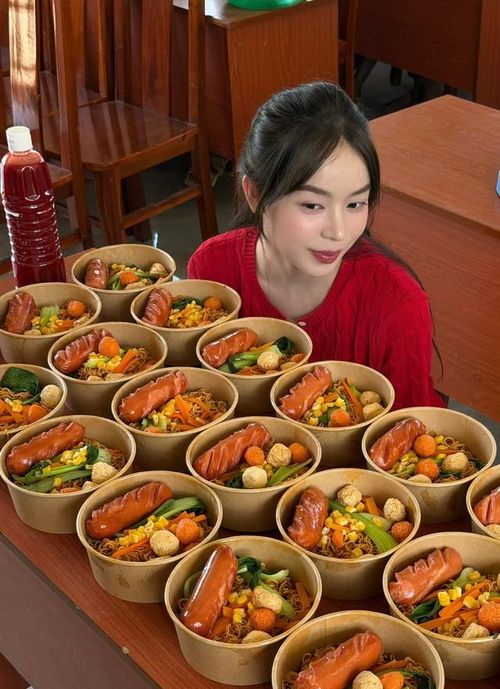 Những hình ảnh giản dị của Thanh Thủy trong chuyến thiện nguyện nhanh chóng nhận được nhiều phản hồi tích cực trên mạng xã hội. Không ít khán giả cho rằng, hạnh phúc lớn nhất của người đẹp ở tuổi 24 không nằm ở những thành tích hay sự nổi tiếng, mà chính là cảm giác được cho đi và nhận lại tình yêu thương chân thành từ cộng đồng.