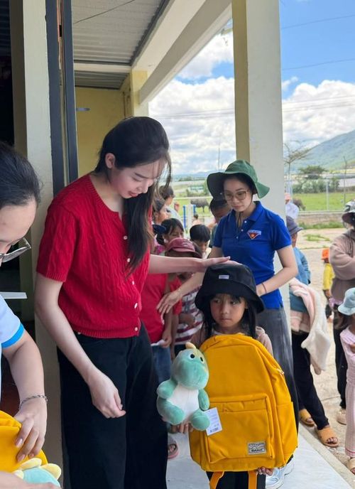 Điểm dừng chân đầu tiên của dự án là tỉnh Lâm Đồng, nơi Thanh Thủy cùng ê kíp mang quà và nhiều phần hỗ trợ đến các em nhỏ có hoàn cảnh khó khăn. Sau chuyến đi, nàng hậu chia sẻ cảm xúc đầy xúc động: "Mang quà lên cho các bé, nhưng lúc về Thủy mới biết mình mới là người nhận được nhiều hơn. Đó là thứ tình cảm trong veo, thuần khiết nhất từ các bạn nhỏ".