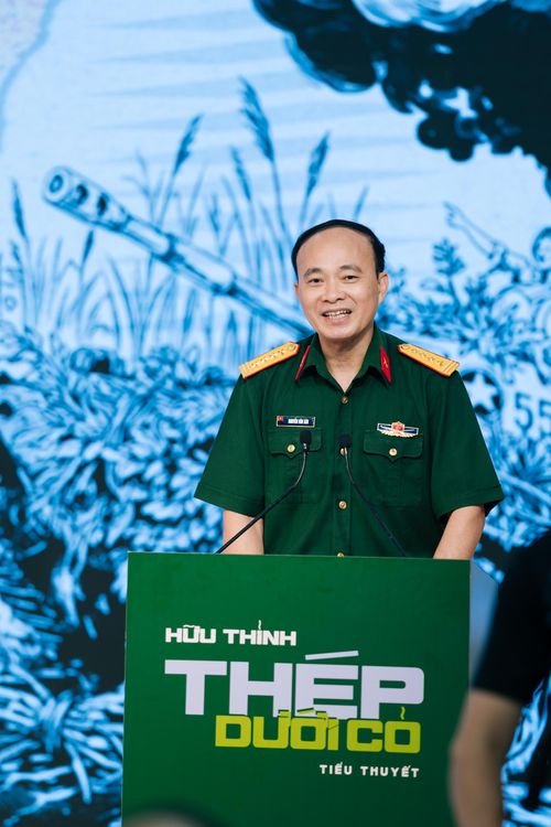 Đại tá Nguyễn Văn Sáu, Phó Giám đốc, Phó Tổng Biên tập Nhà xuất bản Quân đội nhân dân phát biểu tại buổi ra mắt sách.
