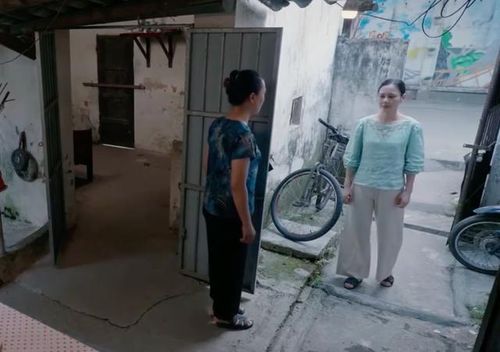 Bà Xuân tới nhà bà Phúc để nói về chuyện đã viết đơn xin giảm án cho Cương. Ảnh VTV