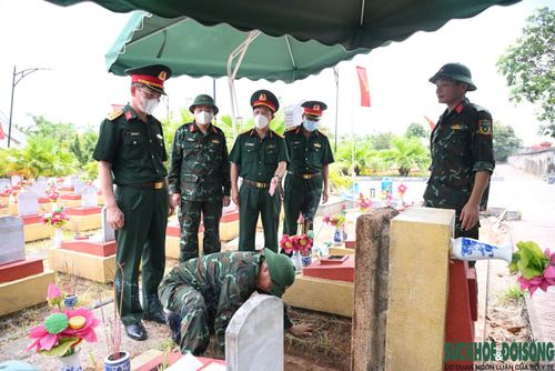Sau khi hoàn tất công tác số hóa ban đầu, các lực lượng tiến hành cắt mở phần mộ bằng các dụng cụ chuyên dụng.