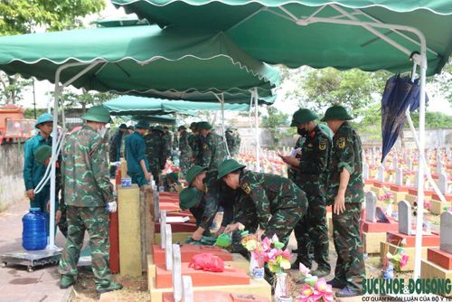 Giữa cái nắng gắt của Nghệ An, mỗi thao tác mở "ngôi nhà" của các liệt sĩ đều được lực lượng chức năng thực hiện một cách cẩn trọng, tỉ mỉ và tôn kính.
