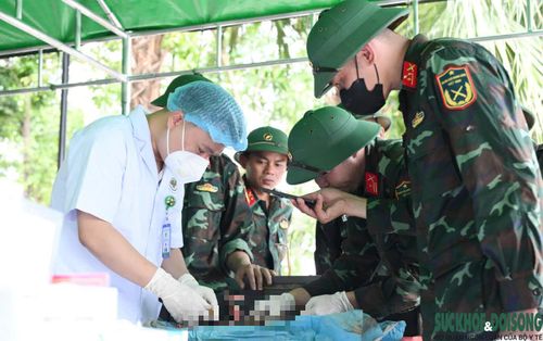 Việc lấy mẫu được thực hiện cẩn trọng, trang nghiêm, bảo đảm đúng quy trình và phù hợp với phong tục của địa phương.