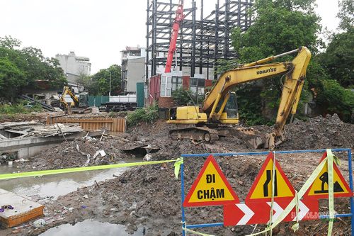 Máy móc được huy động tại công trường dự án cống hóa mương Kẻ Khế.