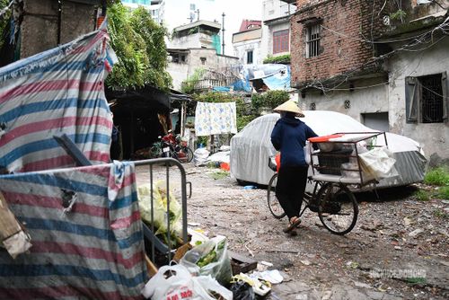 Khu vực mương Kẻ Khế trước khi thi công còn ngổn ngang, nhiều lối đi tạm và công trình xuống cấp.