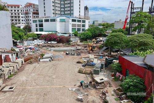 Mặt bằng sau giải phóng được tưới nước giảm bụi, chuẩn bị cho các hạng mục thi công tiếp theo.