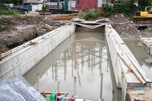 Hệ thống kè bê tông và lòng mương đang được thi công, từng bước thay đổi diện mạo khu vực.