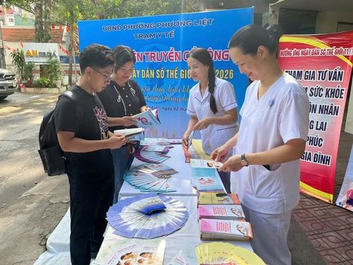 Đội ngũ cộng tác viên dân số phát tờ rơi, tài liệu truyền thông đến người dân.