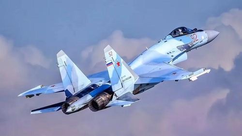 Tiêm kích Su-35 có bán kính tác chiến gần 2.000 km, được thiết kế để thực hiện các nhiệm vụ chiếm ưu thế trên không và tấn công mục tiêu mặt đất. Máy bay có khả năng hoạt động từ các sân bay dã chiến hoặc đường băng ngắn, đồng thời đã được tích hợp các tên lửa không đối không thế hệ mới sau nhiều lần nâng cấp.