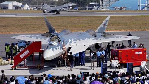 Su-57 là máy bay chiến đấu đa nhiệm thế hệ 5 của Nga, được thiết kế với vật liệu hấp thụ sóng radar và hình dáng tối ưu cho khả năng tàng hình.