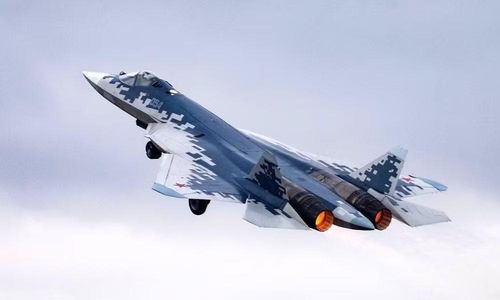 Ngoài khả năng tàng hình, Su-57 còn sở hữu năng lực tác chiến đối không đáng chú ý. Máy bay có thể sử dụng tên lửa không đối không tầm xa R-37M với tầm bắn 300 km và tên lửa R-77M có tầm bắn 195 km.