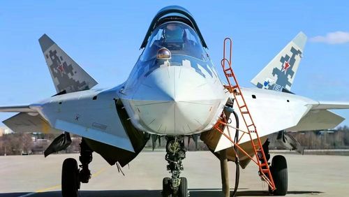 Một ưu thế khác của Su-57 là được trang bị radar mảng pha quét điện tử chủ động (AESA), trong khi các dòng máy bay Nga như Su-30SM, Su-35S và MiG-31 vẫn sử dụng radar mảng pha quét điện tử thụ động (PESA).
