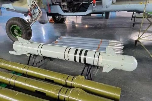 Theo giới thiệu, quả đạn có khả năng đạt tốc độ lên tới 230 m/s và được trang bị đầu đạn nổ phân mảnh nặng 25 kg, cho phép tiêu diệt các hỏa điểm, sở chỉ huy và xe bọc thép của đối phương.