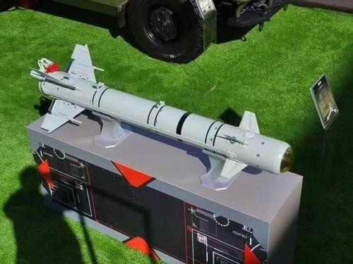 Tên lửa Izdeliye 305 được đưa vào biên chế năm 2022 sau khi trải qua một cuộc thử nghiệm ngắn, Nga tạo ra vũ khí này nhằm giúp trực thăng tấn công của mình không phải tiến sâu vào vùng hoạt động của phòng không địch.
