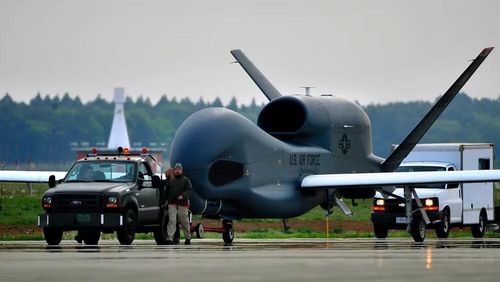 Việc bố trí RQ-4B tại đây giúp rút ngắn quãng đường thực hiện nhiệm vụ, đồng thời đưa lực lượng bảo dưỡng, phóng, thu hồi và chỉ huy đến gần hơn với bộ máy tác chiến chung của liên minh Mỹ - Nhật.