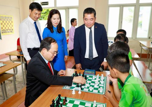 Bí thư Tỉnh ủy Quảng Ninh Quản Minh Cường giao lưu cờ vua và trò chuyện cùng các em học sinh. Ảnh: Thanh Tùng