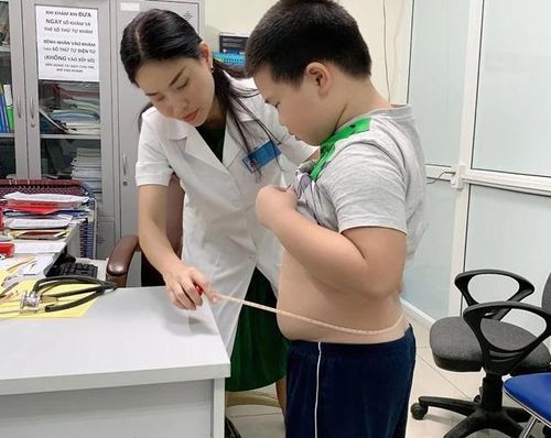 Thăm khám trẻ thừa cân tại Viện Dinh dưỡng Quốc gia. Ảnh: ĐT