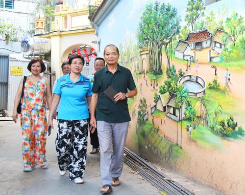 Ông Lê Hữu Dinh - Bí thư Chi bộ, Trưởng ban Công tác Mặt trận khu dân cư số 37 phường Ngọc Hà (Hà Nội) cùng các thành viên Tổ hòa giải khảo sát tình hình địa bàn dân cư.