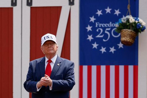 Tổng thống Mỹ Donald Trump đến phát biểu tại Nhà hát ngoài trời Burning Hills vào ngày khánh thành Thư viện Tổng thống Theodore Roosevelt ở Medora, Bắc Dakota (Mỹ) ngày 1/7. Ảnh: Reuters.