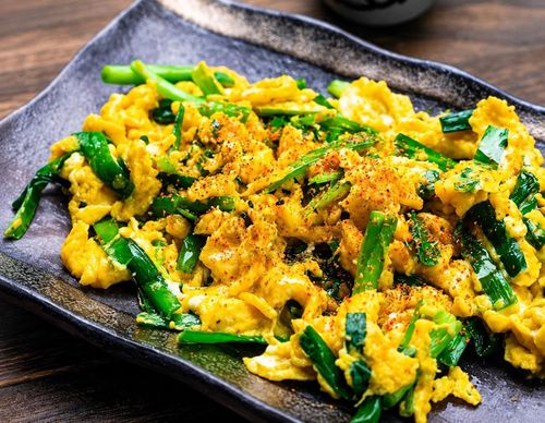  Trứng xào hẹ là món ăn kinh điển rất tốt cho sức khỏe. Ảnh: Sudachi Recipes. 