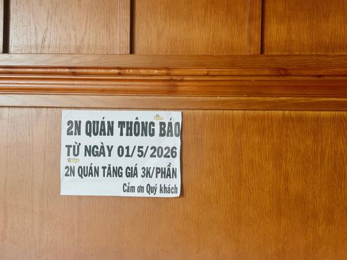 Quán cơm ở phường Tân Thuận tăng giá 3.000 đồng/phần từ ngày 1/5 và hiện vẫn giữ nguyên giá. Ảnh: Diệu Thanh.