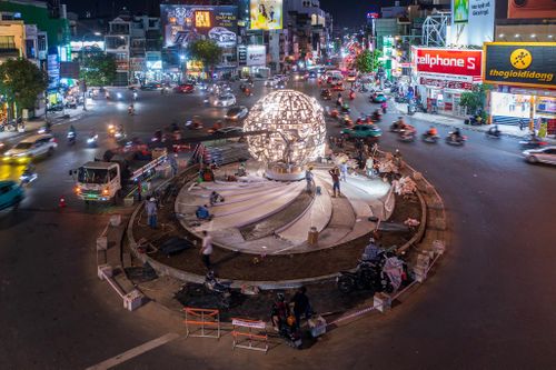 Ngày đầu tháng 7, công trường cải tạo vòng xoay Lăng Cha Cả (phường Tân Sơn Nhất, TP.HCM) vẫn rực sáng. Công nhân bước vào ca làm đêm, chạy đua với thời gian để đưa công trình về đích.