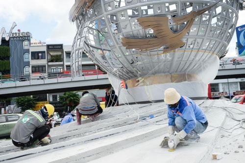Ngày 1/7, các tổ công nhân chuyển sang vệ sinh công trình, kiểm tra kỹ thuật và hoàn thiện những chi tiết cuối cùng của biểu tượng.