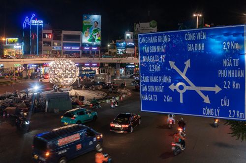 Vòng xoay Lăng Cha Cả là một trong những nút giao quan trọng của TP.HCM, kết nối các tuyến đường Hoàng Văn Thụ, Cộng Hòa, Trường Sơn, đồng thời là cửa ngõ dẫn vào sân bay Tân Sơn Nhất.