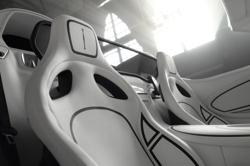 Dựa theo công nghệ NURBS của Bugatti khi thiết kế ngoại thất của W16 Mistral, bộ ghế da cũng được trang trí với những đường màu đen tương phản cùng logo KPM ở tựa đầu.