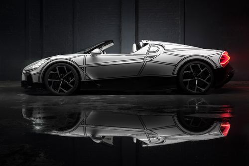 Ngoại thất của siêu xe Bugatti W16 Mistral Blanc Eternel lấy cảm hứng từ các tác phẩm gốm sứ KPM do nhà thiết kế người Italy Enzo Mari chế tác, vốn nổi bật với nền gốm sứ trắng kết hợp các đường chỉ màu xanh tương phản.