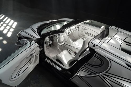 Tương tự ngoại thất, nội thất của siêu xe Bugatti W16 Mistral Blanc Eternel cũng mang tông màu trắng gốm sứ, kết hợp với các chất liệu cao cấp như da hay chrome bóng.