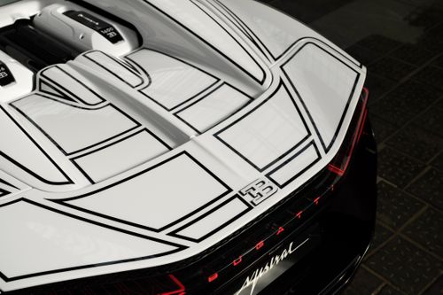 Mức giá của siêu phẩm Bugatti W16 Mistral Blanc Eternel không được công bố. Với số lượng giới hạn 99 chiếc, mẫu hypercar này có giá khởi điểm khoảng 5 triệu USD tại thời điểm ra mắt, và có thể hơn 10 triệu USD khi được cá nhân hóa.