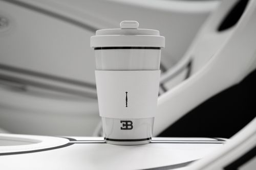 Lấy cảm hứng từ siêu xe này, KPM ra mắt bộ sưu tập đồ sứ "Blanc Éternel" bao gồm cốc To-Drive và Aviator với 2 kích cỡ, chỉ được sản xuất giới hạn 1.000 bộ.