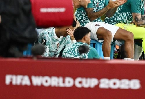  Khoảnh khắc buồn bã của Ronaldo khi phải ngồi ngoài theo dõi những phút cuối trận. Ảnh: Reuters.