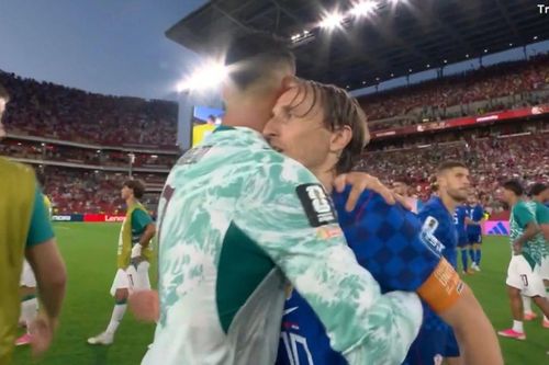 Hai huyền thoại Ronaldo và Modric ôm nhau xúc động khi kết thúc trận đấu.