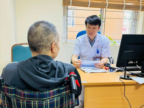  Bác sĩ Mai Văn Lực thăm khám cho bệnh nhân. Ảnh: BSCC. 