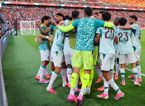  Gác lại nỗi thất vọng, Ronaldo vẫn ra ăn mừng cùng các đồng đội sau bàn thắng quyết định của Ramos. Giấc mơ cúp vàng World Cup của Bồ Đào Nha sẽ tiếp tục được viết tại giải đấu trên đất Bắc Mỹ. 